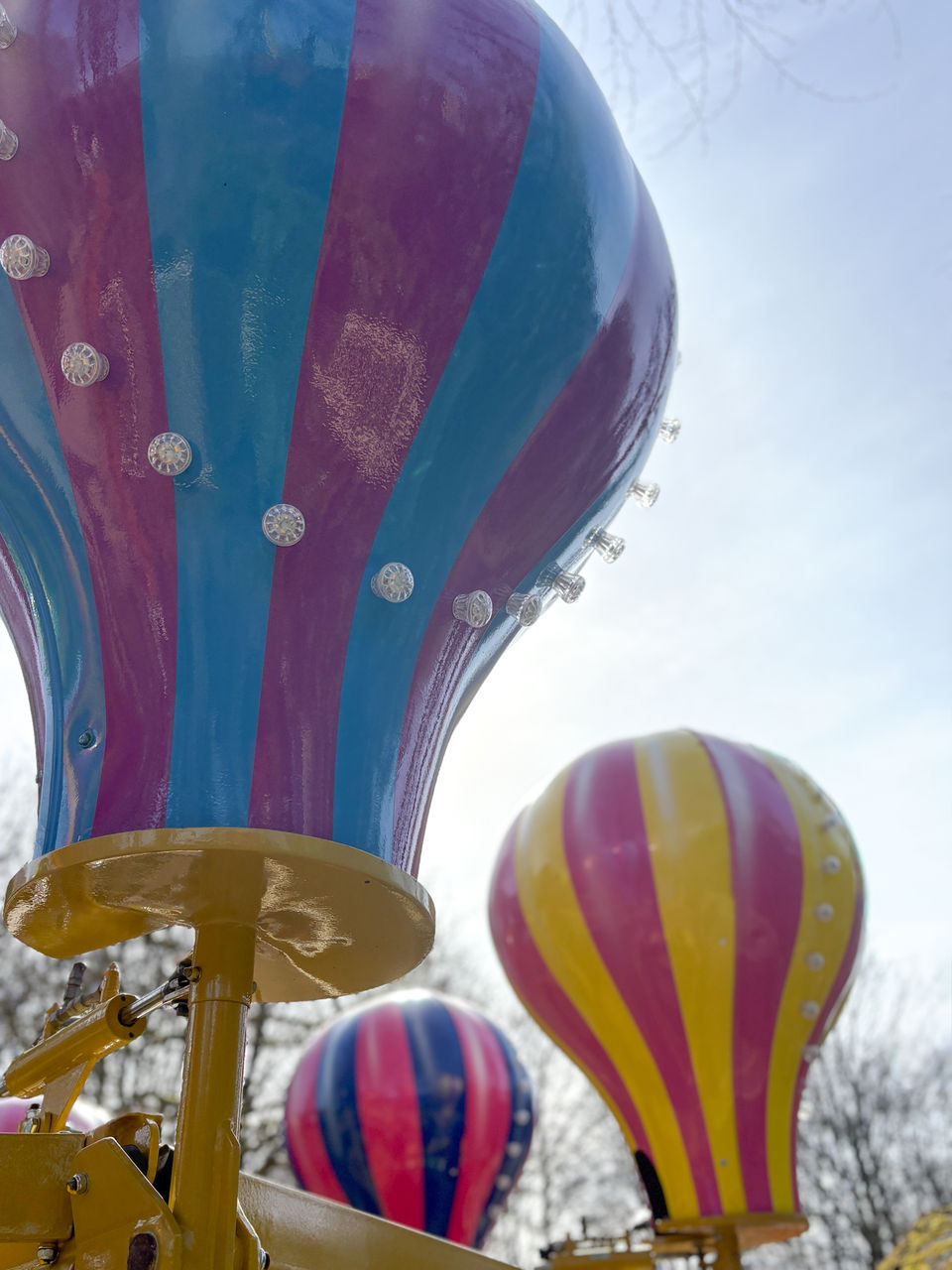 Bubble Swirl: hot air balloon carousel attraction - Walibi Holland